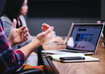 Blogurile și platformele digitale ca piloni ai informării moderne: o analiză exhaustivă