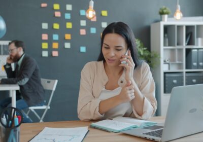 Strategii de comunicare asertivă pentru manageri și executivi